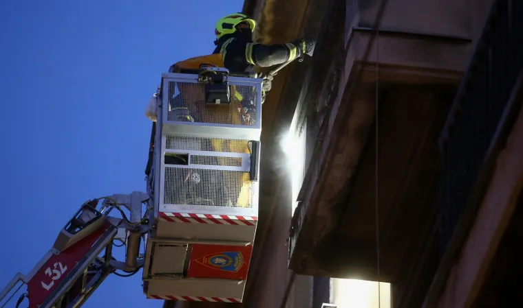 [FOTO] U SREDI&Scaron;TU ZAGREBA VATROGASCI SKINULI DIO ZIDA SA ZGRADE: Prijetila je opasnost da padne na ulicu