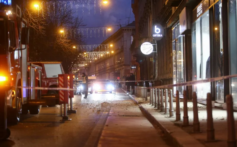 [FOTO] U SREDI&Scaron;TU ZAGREBA VATROGASCI SKINULI DIO ZIDA SA ZGRADE: Prijetila je opasnost da padne na ulicu