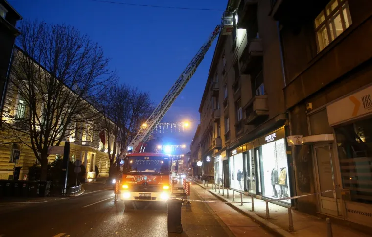 [FOTO] U SREDI&Scaron;TU ZAGREBA VATROGASCI SKINULI DIO ZIDA SA ZGRADE: Prijetila je opasnost da padne na ulicu