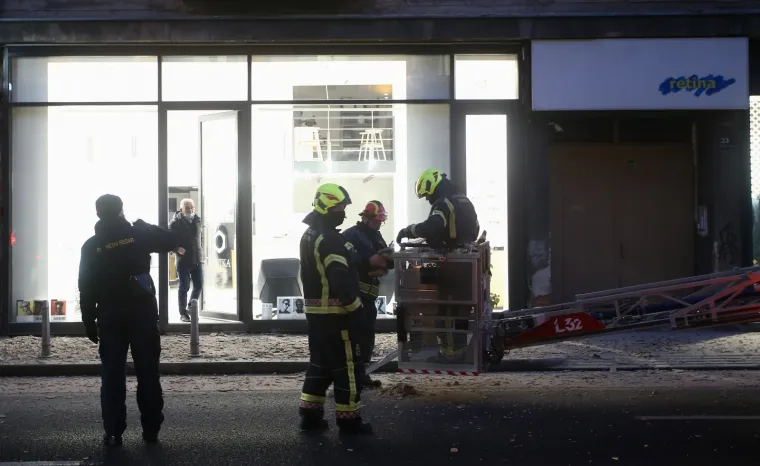U zagrebačkoj ulici Andrije Hebranga 23, u četvrtak poslijepodne, vatrogasci su skinuli dio fasade sa zgrade. Iako je prva informacija bila da se fasada odlomila, vatrogasci su pojasnili kako je riječ o planiranoj akciji za veću sigurnost prolaznika. Foto: Matija Habljak/Pixsell