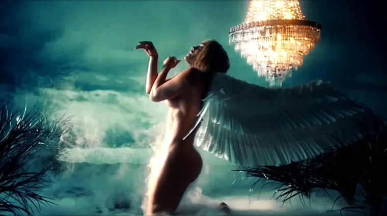 Pjevačica Jennifer Lopez (51) pokazala je svoju savršenu figuru u svom novom videospotu "In The Morning". Ona se za potrebe snimanja skinula popuno gola, a na sebi je imala samo bijela anđeoska krila. Foto: Profimedia