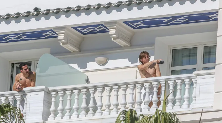 PAPARAZZO UHVATIO RAZGOLIĆENOG LUKU I DRUŠTVO NA BALKONU HOTELA: Pogledajte s kim je bio i što su Kraljevi radili