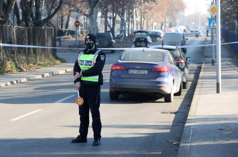 Policija je na mjestu napada na zagrebačkom Žitnjaku: Mu&scaron;karac i žena upucani nakon &scaron;to su iza&scaron;li iz auta!