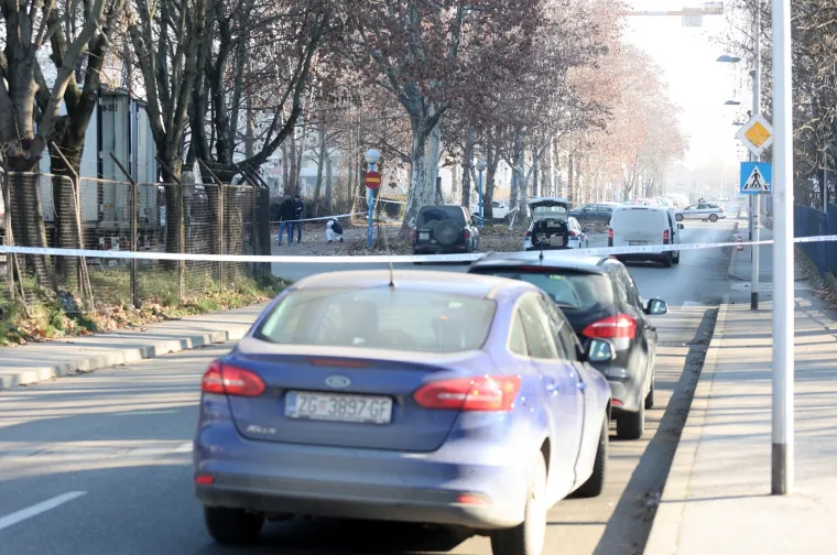 Policija je na mjestu napada na zagrebačkom Žitnjaku: Mu&scaron;karac i žena upucani nakon &scaron;to su iza&scaron;li iz auta!