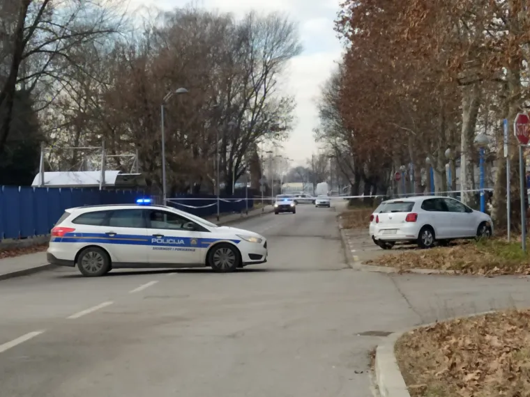 Policija je na mjestu napada na zagrebačkom Žitnjaku: Mu&scaron;karac i žena upucani nakon &scaron;to su iza&scaron;li iz auta!