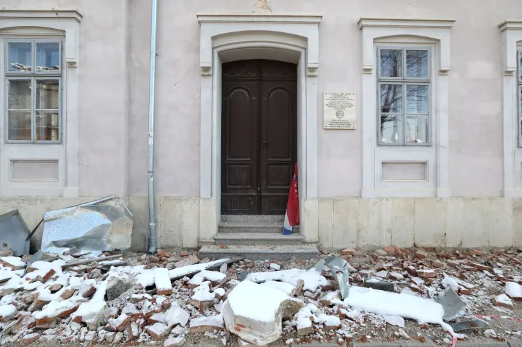 Zastava koju je sarajevski policajac u Petrinji iz blata izvukao već danima stoji uz vrata &scaron;kole