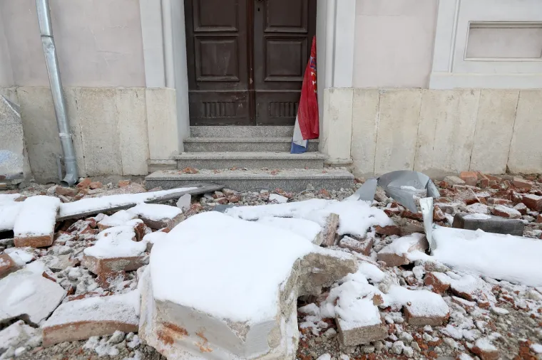 Zastava koju je sarajevski policajac u Petrinji iz blata izvukao već danima stoji uz vrata &scaron;kole