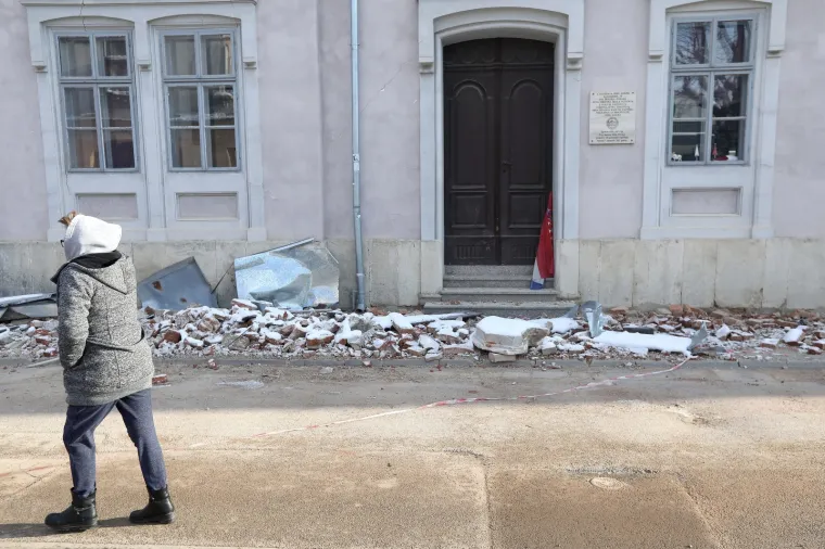 Zastava koju je sarajevski policajac u Petrinji iz blata izvukao već danima stoji uz vrata &scaron;kole