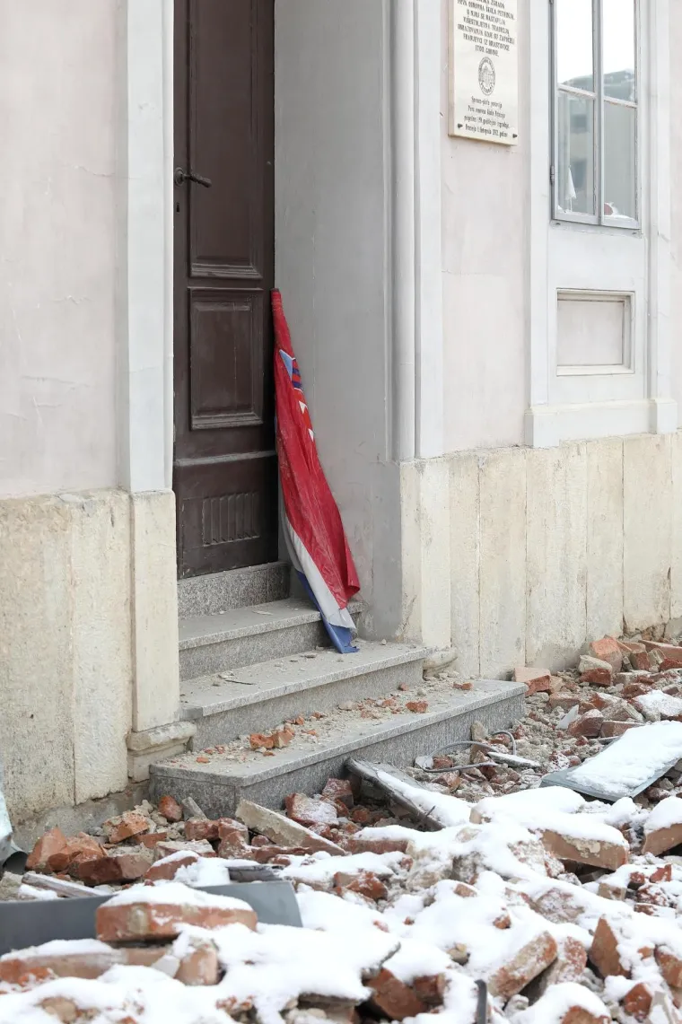 Zastava koju je sarajevski policajac u Petrinji iz blata izvukao već danima stoji uz vrata &scaron;kole