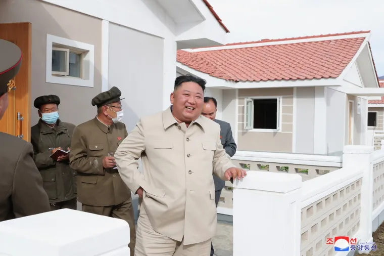 Ako se malo prisjetite, sjetit ćete se naslova da je Kim Jong-un umro. Pa da ipak nije umro. Pa da ipak jest. Ukratko, 2020. je bila godina kada nismo znali je li Izvrsni vođa živ ili mrtav. Nitko zapravo ne zna što se točno događalo u Sjevernoj Koreji, ali prema nekoj teoriji bio je teško bolestan ili životno ugrožen zbog čega su krenule rošade u Partiji što je zapravo i potpirilo teoriju o njegovoj smrti. No, prema svemu sudeći, budući da sad i sam radi rošade (u kojima je u nemilost pala i njegova sestra o kojoj se govorilo kao nasljednici čelnog mjesta države) moglo bi se pretpostaviti da je živ. Valjda. (Foto: Profimedia)