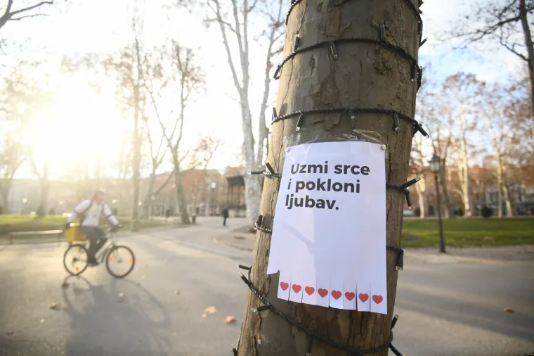 U sredi&scaron;tu Zagreba netko je polijepio simpatične poruke koje su danas mnogima izmamile osmijeh na lice.