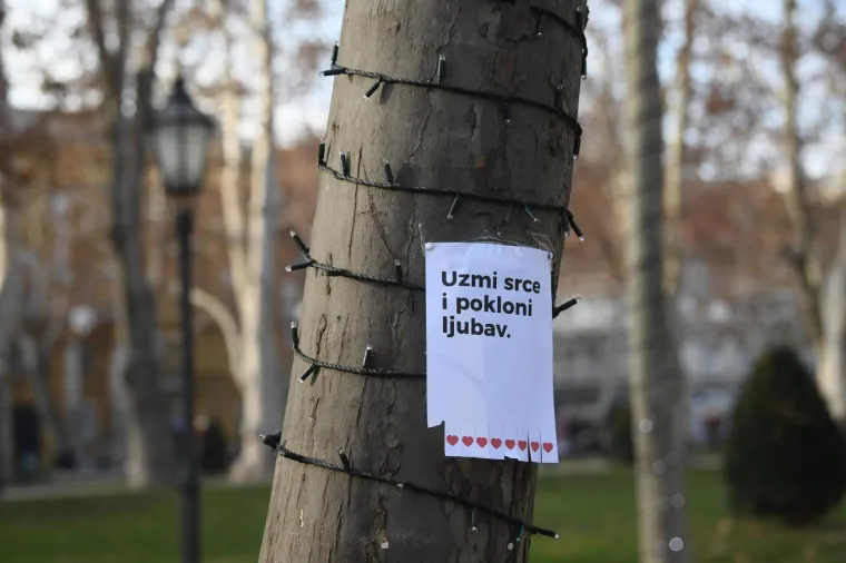 'OGLAS' U CENTRU ZAGREBA LJUDIMA IZMAMIO OSMIJEH NA LICE: Svaka čast autoru, ovo nam treba vi&scaron;e nego ikad!