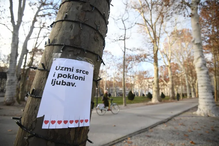 'OGLAS' U CENTRU ZAGREBA LJUDIMA IZMAMIO OSMIJEH NA LICE: Svaka čast autoru, ovo nam treba vi&scaron;e nego ikad!