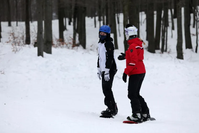 U nedostatku europskih i mondenih dobro je i domaće: Pogledajte navalu Hrvata na skijali&scaron;te u Gorskom kotaru