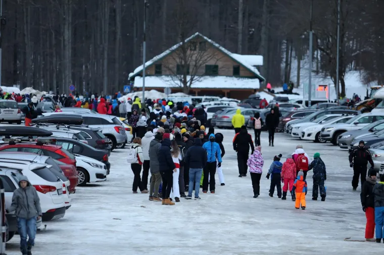 U nedostatku europskih i mondenih dobro je i domaće: Pogledajte navalu Hrvata na skijali&scaron;te u Gorskom kotaru