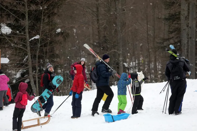 U nedostatku europskih i mondenih dobro je i domaće: Pogledajte navalu Hrvata na skijali&scaron;te u Gorskom kotaru