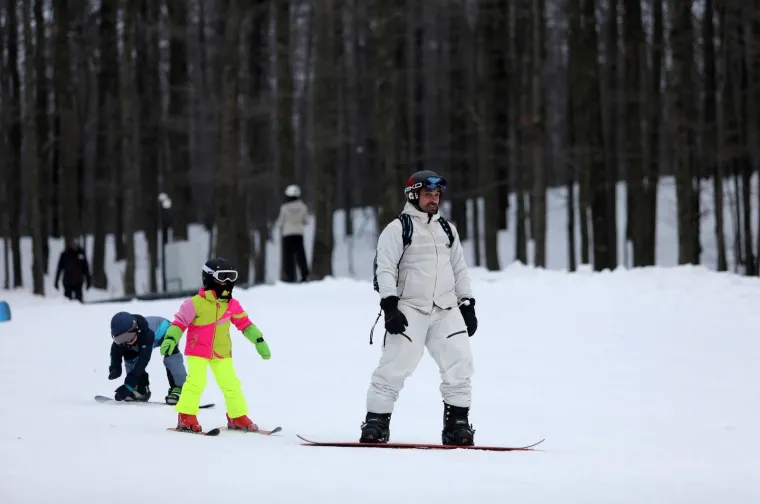 U nedostatku europskih i mondenih dobro je i domaće: Pogledajte navalu Hrvata na skijali&scaron;te u Gorskom kotaru