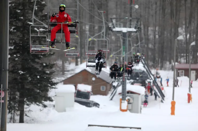 U nedostatku europskih i mondenih dobro je i domaće: Pogledajte navalu Hrvata na skijali&scaron;te u Gorskom kotaru