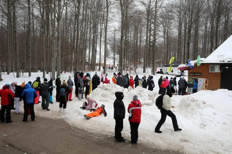 U nedostatku europskih i mondenih dobro je i domaće: Pogledajte navalu Hrvata na skijali&scaron;te u Gorskom kotaru