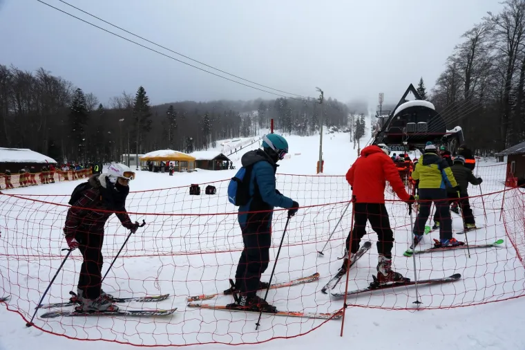 U nedostatku europskih i mondenih dobro je i domaće: Pogledajte navalu Hrvata na skijali&scaron;te u Gorskom kotaru