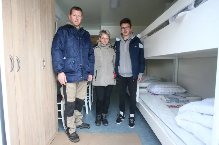 Obitelj Likević nakon potresa dobila mobilnu kućicu od Caritasa: 'Bojimo se računa za grijanje'