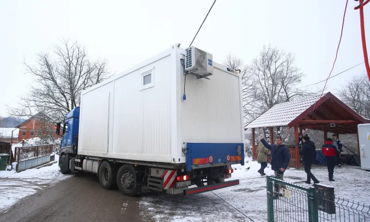Obitelj Likević nakon potresa dobila mobilnu kućicu od Caritasa: 'Bojimo se računa za grijanje'