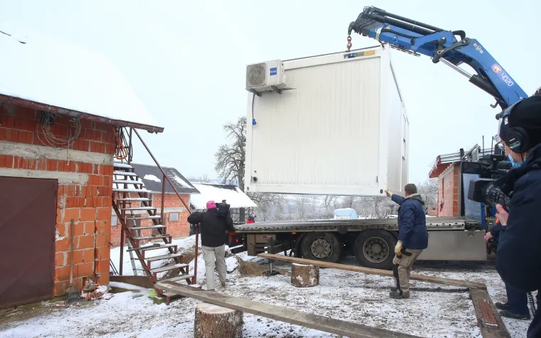 Obitelj Likević nakon potresa dobila mobilnu kućicu od Caritasa: 'Bojimo se računa za grijanje'