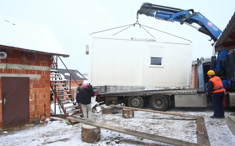 Obitelj Likević nakon potresa dobila mobilnu kućicu od Caritasa: 'Bojimo se računa za grijanje'