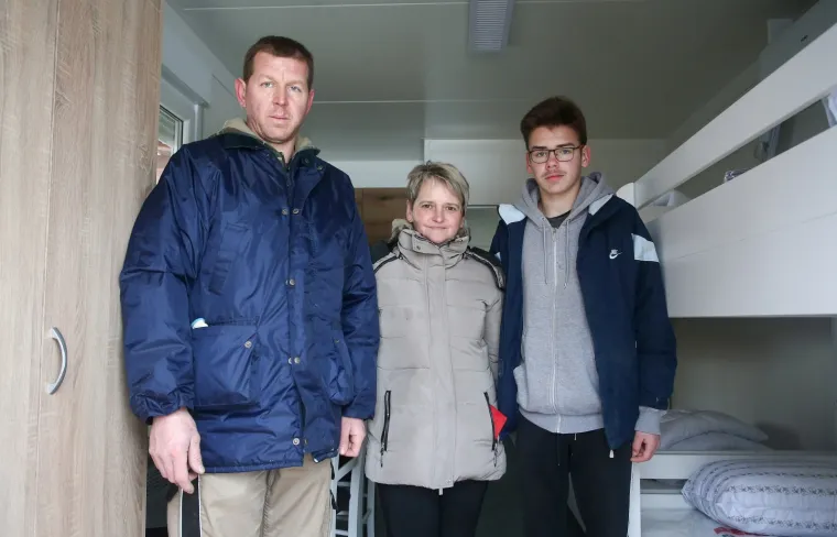 Obitelj Likević nakon potresa dobila mobilnu kućicu od Caritasa: 'Bojimo se računa za grijanje'