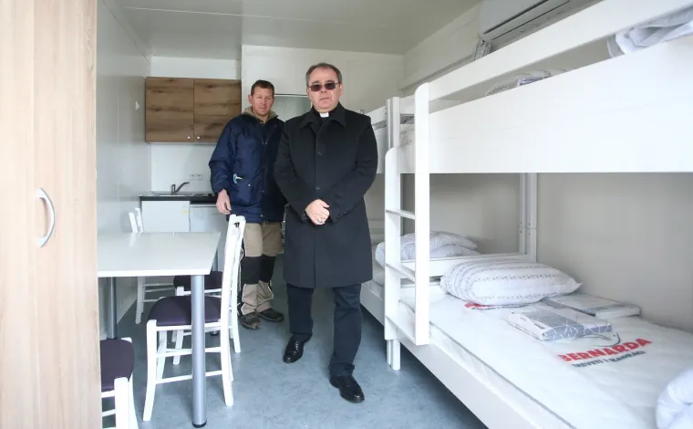 Obitelj Likević nakon potresa dobila mobilnu kućicu od Caritasa: 'Bojimo se računa za grijanje'