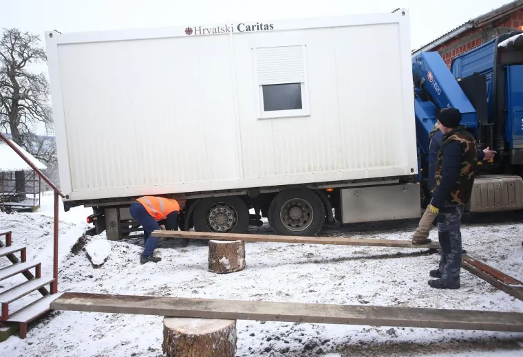 Obitelj Likević nakon potresa dobila mobilnu kućicu od Caritasa: 'Bojimo se računa za grijanje'