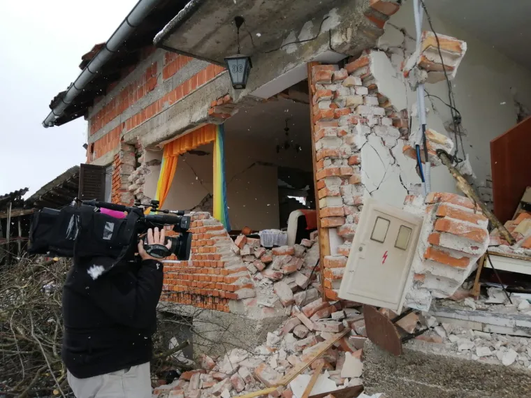 Obitelj Likević nakon potresa dobila mobilnu kućicu od Caritasa: 'Bojimo se računa za grijanje'