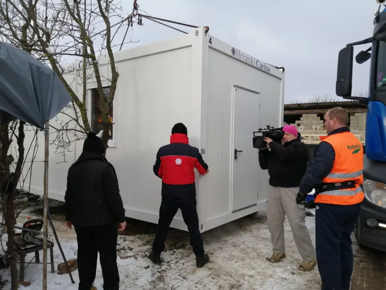 Obitelj Likević nakon potresa dobila mobilnu kućicu od Caritasa: 'Bojimo se računa za grijanje'