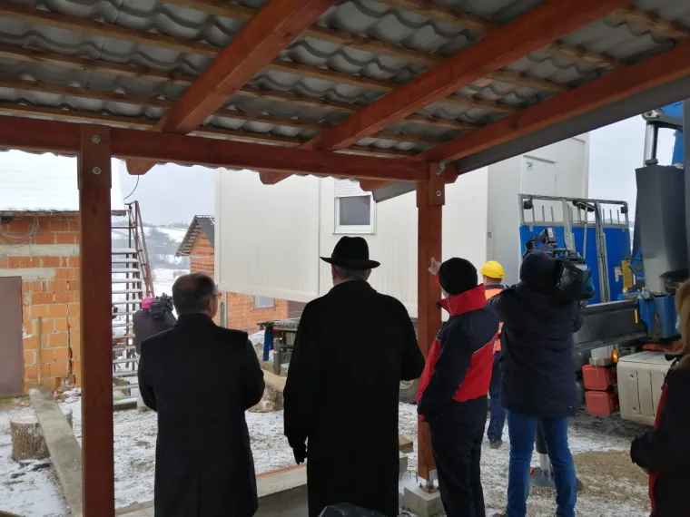 Obitelj Likević nakon potresa dobila mobilnu kućicu od Caritasa: 'Bojimo se računa za grijanje'