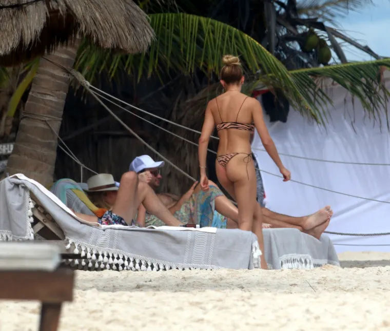 ODNEDAVNO SINGL MANEKENKA ZAIGRALA SE NA PLAŽI: U sićušnom bikiniju s tangama pobrinula se da svi gledaju samo u nju
