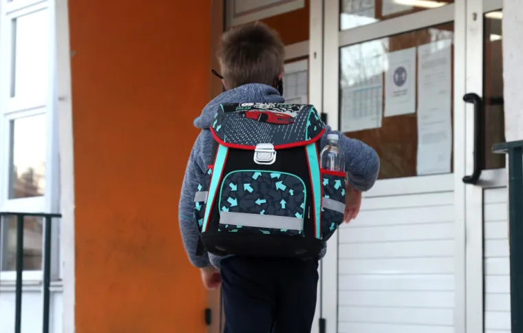 Učenici nižih razreda krenuli u &scaron;kolu, ostali idu online