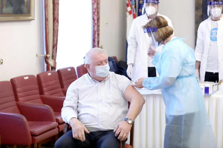 I zastupnici pokazali bicepse: Cijepio se i Đakić koji je prebolio covid, neki otkrili tetovaže