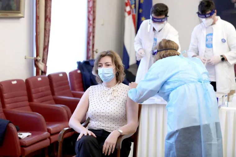 I zastupnici pokazali bicepse: Cijepio se i Đakić koji je prebolio covid, neki otkrili tetovaže