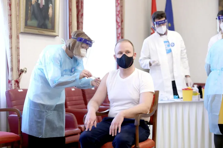 I zastupnici pokazali bicepse: Cijepio se i Đakić koji je prebolio covid, neki otkrili tetovaže