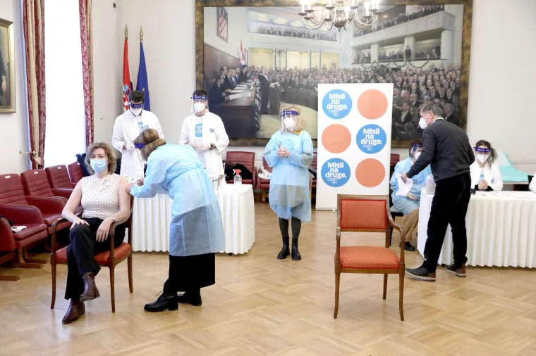 I zastupnici pokazali bicepse: Cijepio se i Đakić koji je prebolio covid, neki otkrili tetovaže