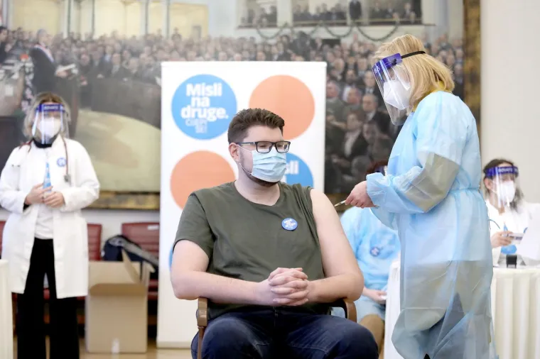 I zastupnici pokazali bicepse: Cijepio se i Đakić koji je prebolio covid, neki otkrili tetovaže