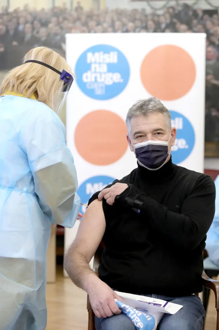 I zastupnici pokazali bicepse: Cijepio se i Đakić koji je prebolio covid, neki otkrili tetovaže