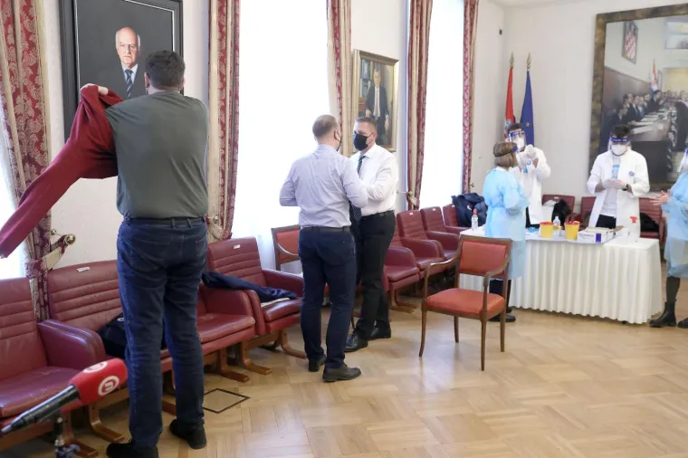 I zastupnici pokazali bicepse: Cijepio se i Đakić koji je prebolio covid, neki otkrili tetovaže