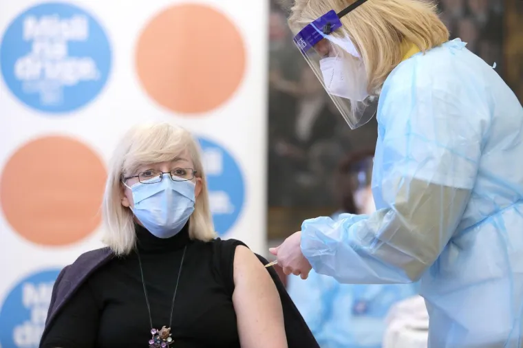 I zastupnici pokazali bicepse: Cijepio se i Đakić koji je prebolio covid, neki otkrili tetovaže