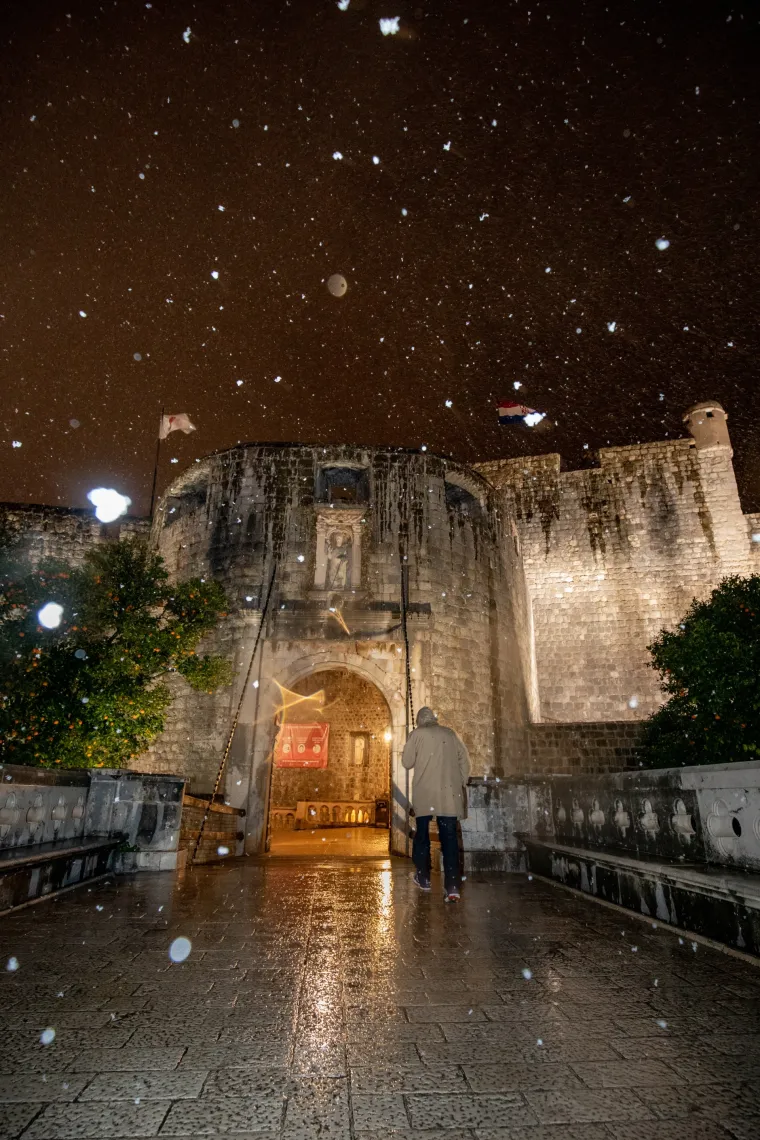 Čudesan prizor: U Dubrovniku zalepr&scaron;ale prve snježne pahulje