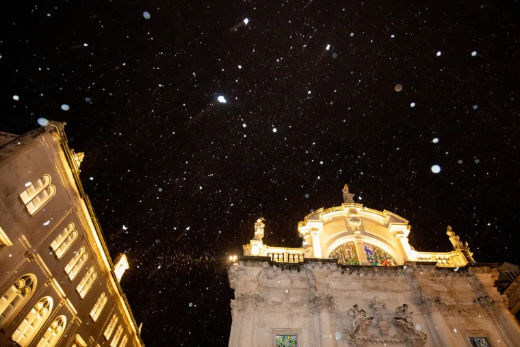 Čudesan prizor: U Dubrovniku zalepr&scaron;ale prve snježne pahulje