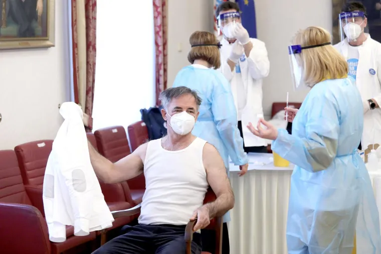 Cijepljenje protiv Covida krenulo je i u redovima saborskih zastupnika. Neki su spremno zasukali rukave i primili cjepivo pred kamerama. Među njima i Milorad Pupovac. (Foto: Patrik Macek/PIXSELL)