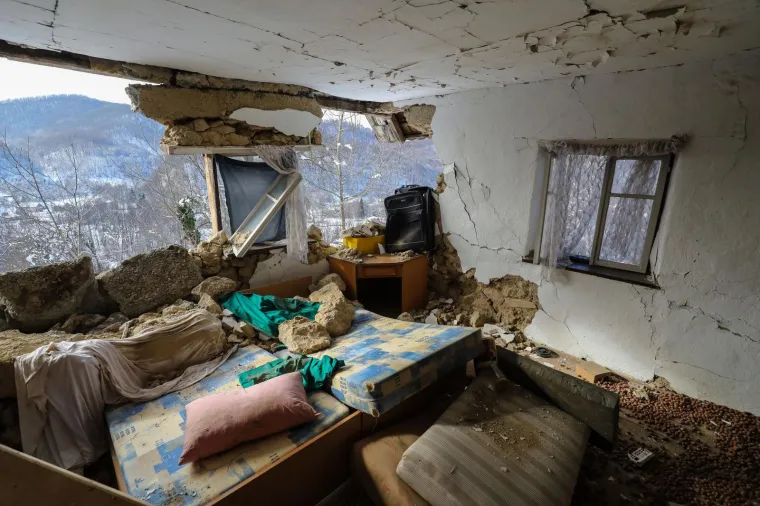 Kuću mu, doslovno, jo&scaron; drži samo prozor: 'Supruga i ja danima nismo mogli doći k sebi od straha'