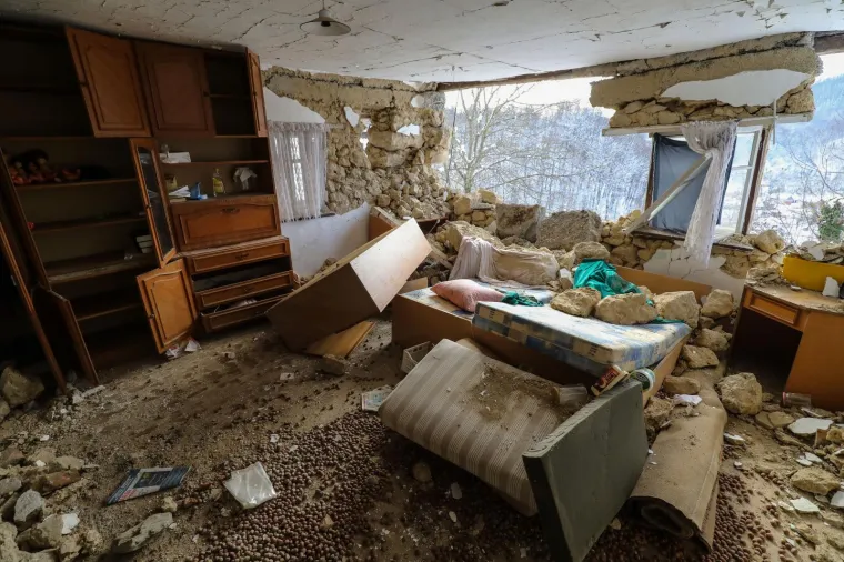 Kuću mu, doslovno, jo&scaron; drži samo prozor: 'Supruga i ja danima nismo mogli doći k sebi od straha'