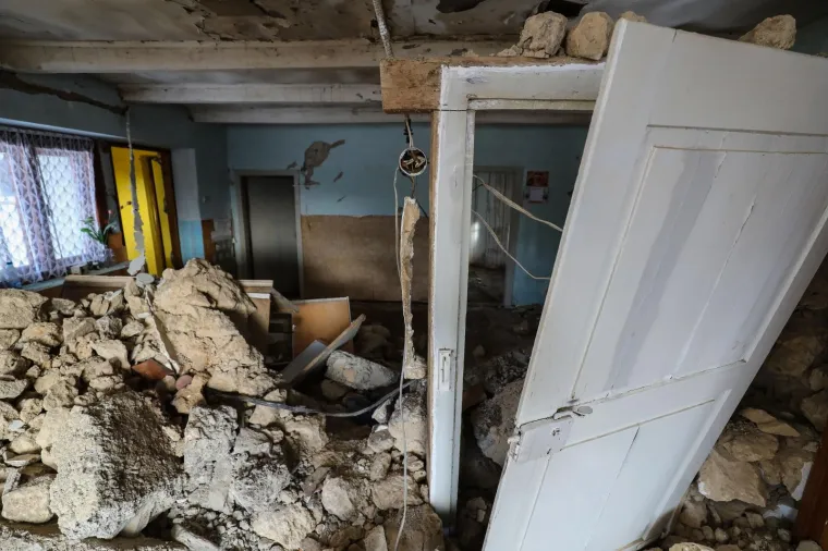 Kuću mu, doslovno, jo&scaron; drži samo prozor: 'Supruga i ja danima nismo mogli doći k sebi od straha'